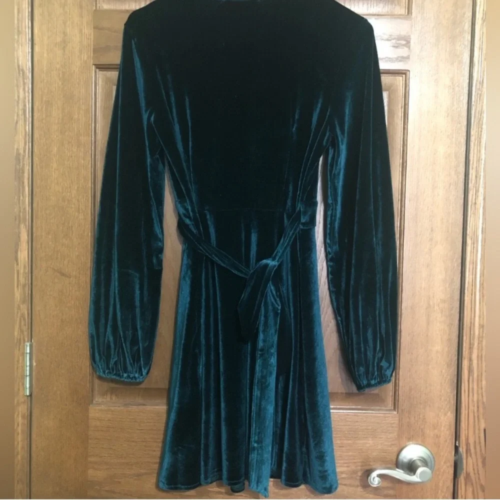 Petal & Pup green velvet v-neck long sleeve wrap dress - Picture 2 of 8
